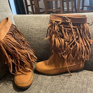 Boots with suede feel